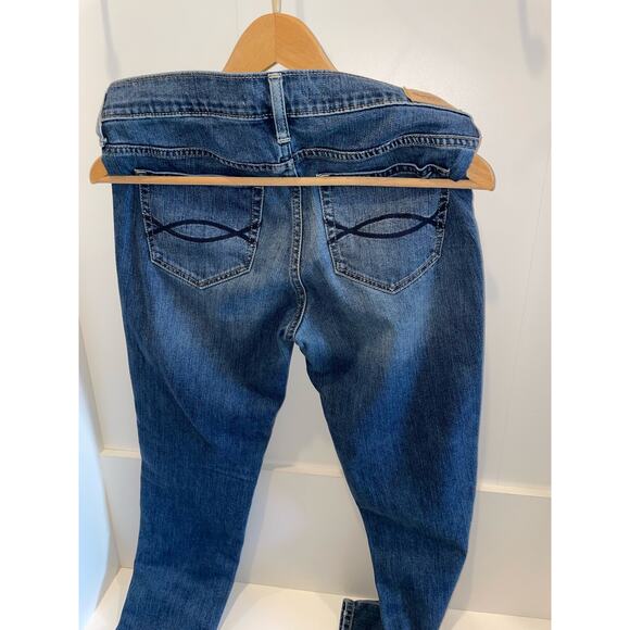 Abercrombie and Fitch Distressed skinny Jean. Size 2 w 26 - Picture 2 of 9